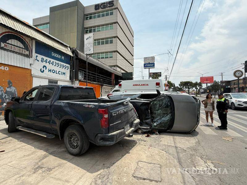 $!El impacto lateral provocó que la camioneta perdiera el control y terminara volcada sobre el bulevar, generando alarma entre automovilistas y transeúntes.