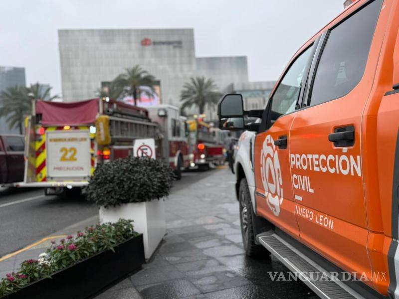 $!Evacuan a 110 personas por incendio en restaurante italiano de Valle Oriente, en Nuevo León