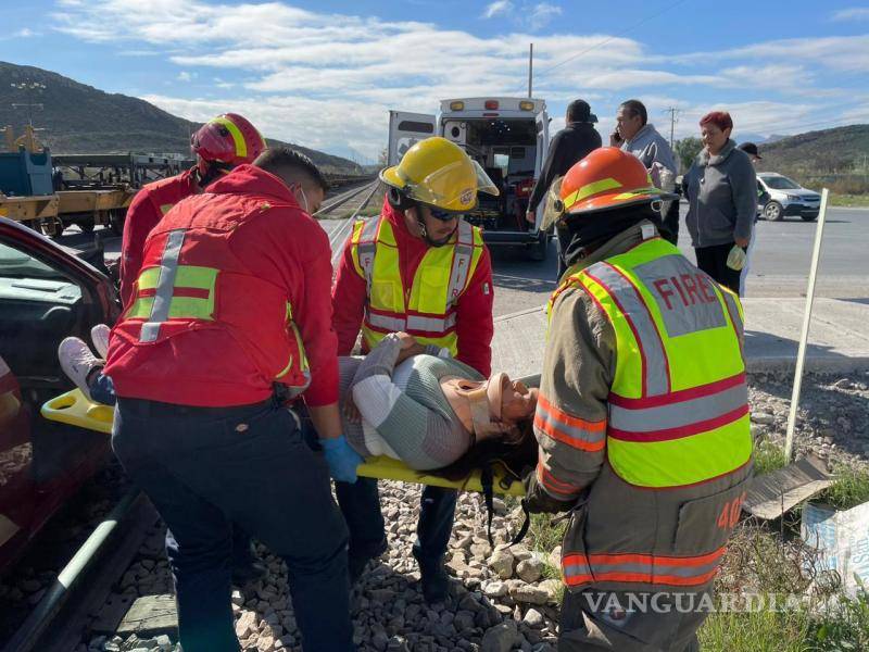 $!Bomberos de Ramos Arizpe atendieron a Danna, quien resultó más afectada en el accidente y fue trasladada a la Clínica Dos del IMSS.