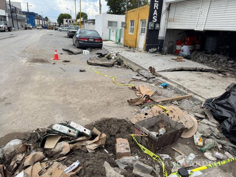 $!La banqueta está a punto de irse abajo por el socavón que se formó en la calle Rayón.
