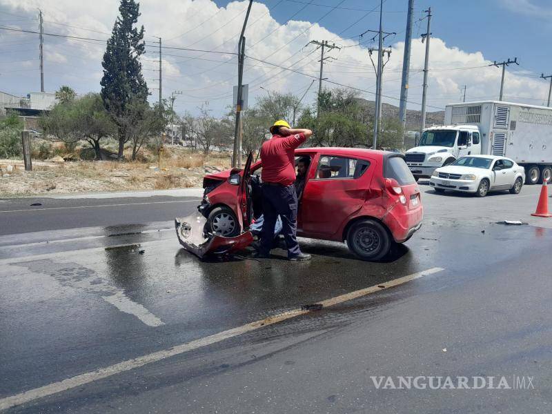 $!El auto compacto terminó con el frente destrozado.