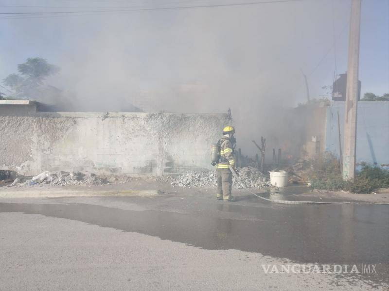 $!La rápida intervención evitó que el fuego se propagara hacia las viviendas contiguas.