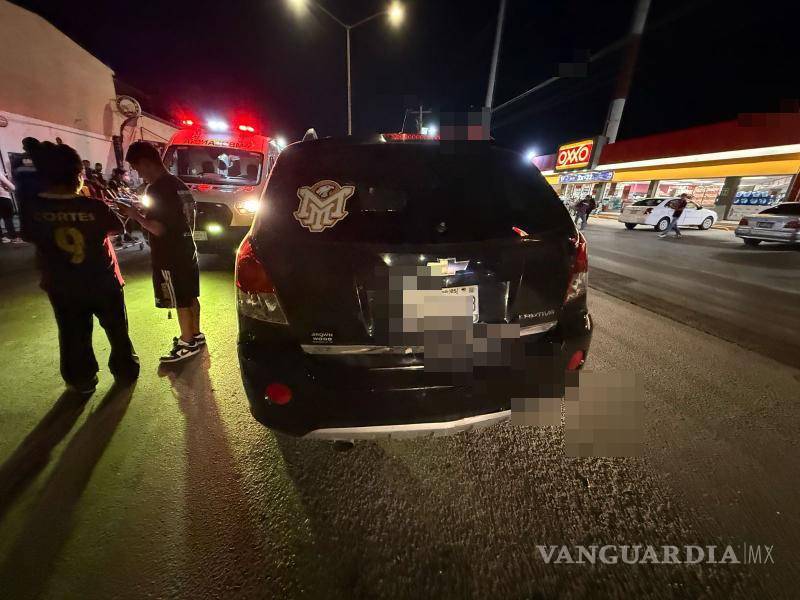 $!Elementos de Tránsito Municipal aseguraron al conductor de la camioneta mientras se deslindan responsabilidades.