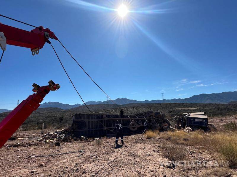 $!La Guardia Nacional asegura la zona mientras los conductores esperan el retiro de las unidades accidentadas.