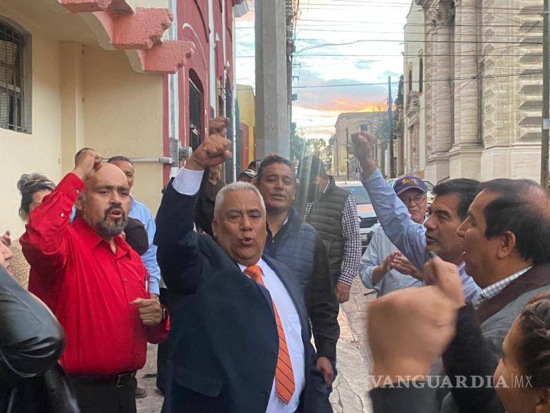 $!Everardo Padrón García, aspirante a dirigir la Sección 5 del SNTE, durante su registro.