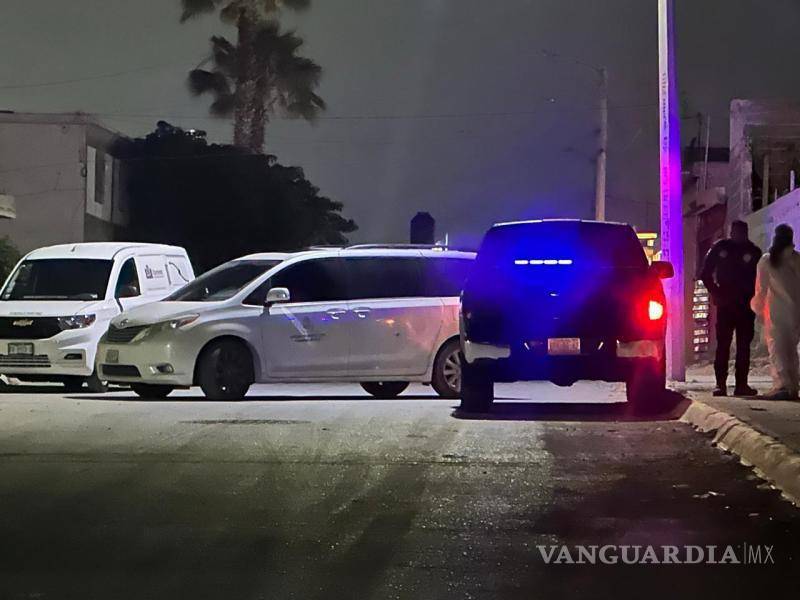 $!Oficiales de la Policía Municipal acudieron al domicilio y, al no obtener respuesta de los llamados realizados en la puerta principal, solicitaron apoyo de familiares para poder ingresar al inmueble.