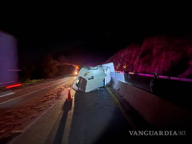 $!Horas antes, otro vehículo de carga volcó en el mismo tramo de Los Chorros y quedó sobre el muro de contención.