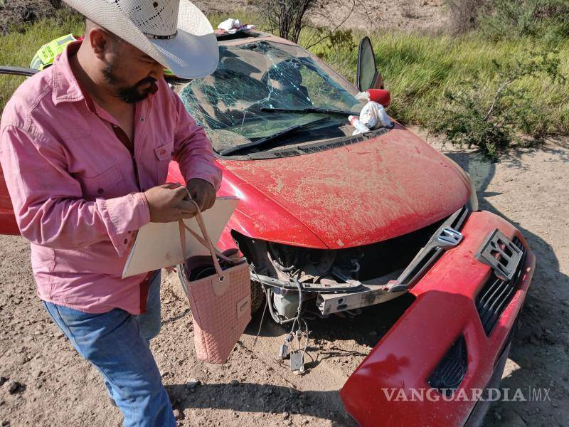 $!Mujer termina lesionada tras volcadura en la carretera a Monclova