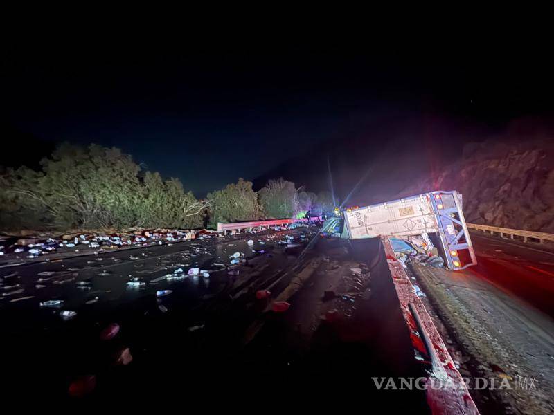 $!Toneladas de cloro y limpiador quedaron regadas en el tramo Matehuala–Saltillo tras la volcadura.