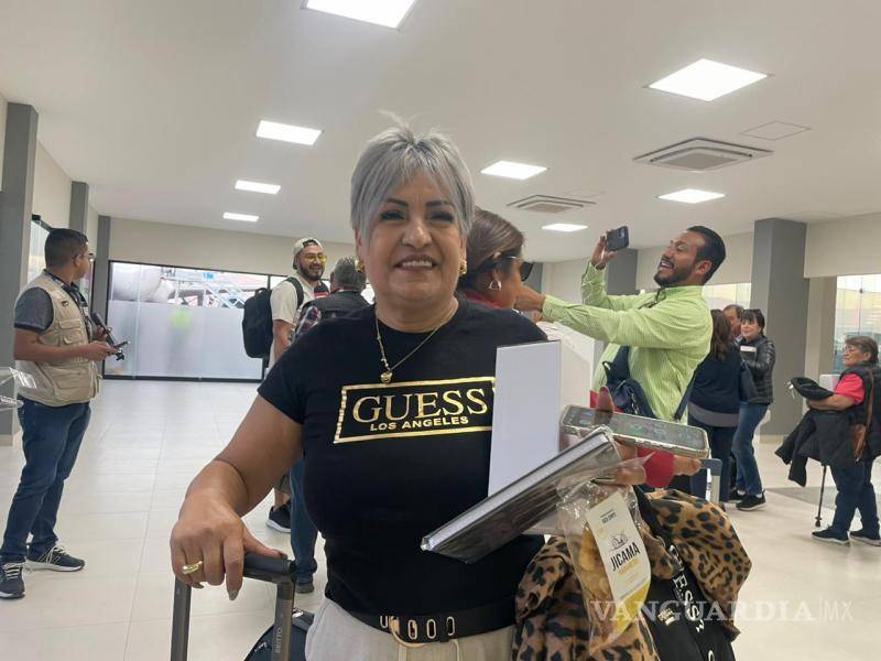 $!Marta Padilla, originaria de Saltillo, celebró la reanudación de los vuelos directos desde la CDMX y destacó la comodidad del AIFA.