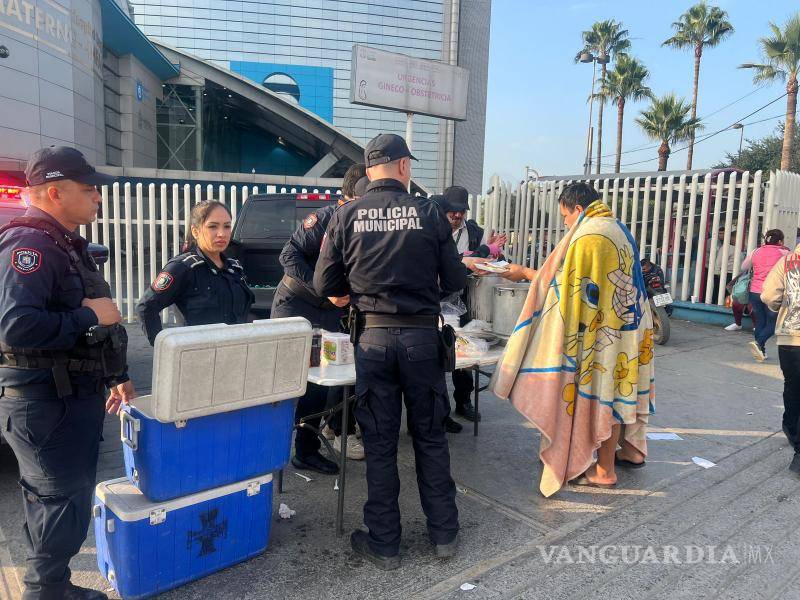 $!Policías de Guadalupe reparten comida a familiares de pacientes del Materno Infantil por Navidad en Nuevo León