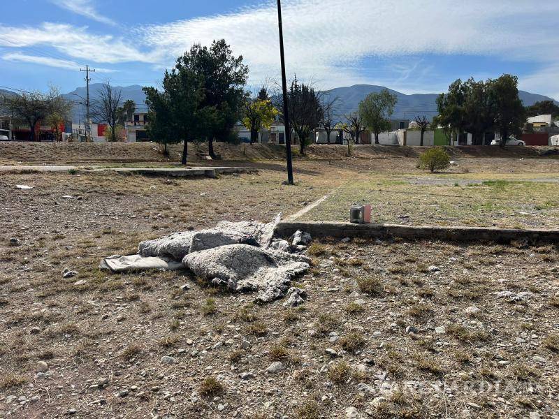 $!Lo que fue una cancha, hoy es losa cubierta por pastizal seco.