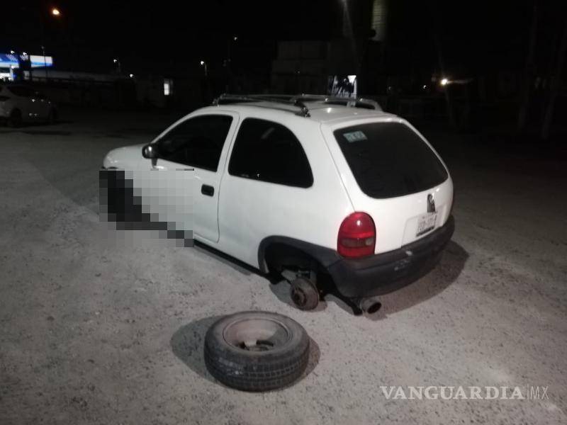 $!Autoridades sancionaron al conductor del Chevy por causar el accidente y los daños al pavimento.