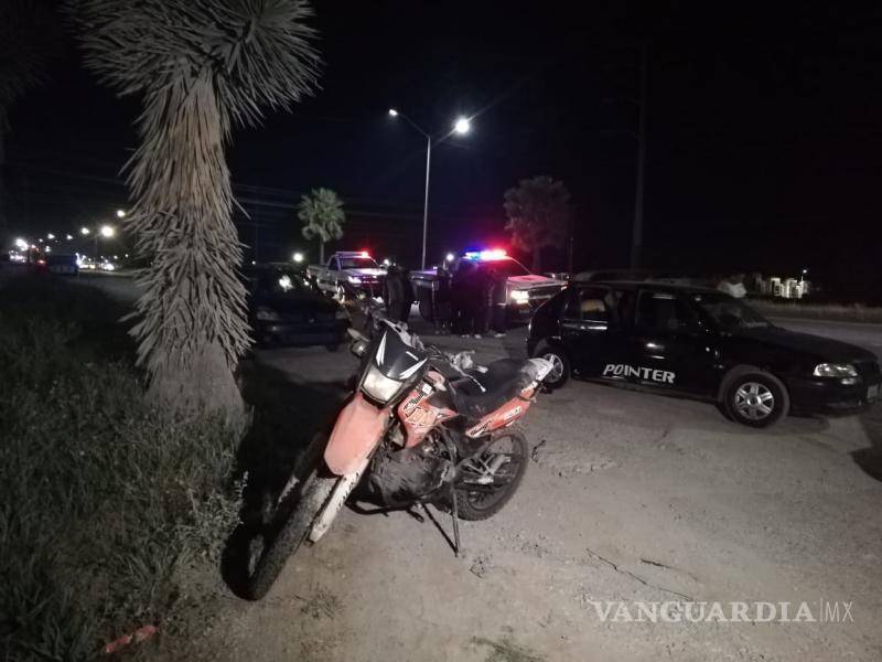 $!La llanta rodó hasta el carril de mayor velocidad, causando el siniestro en una moto de montaña.