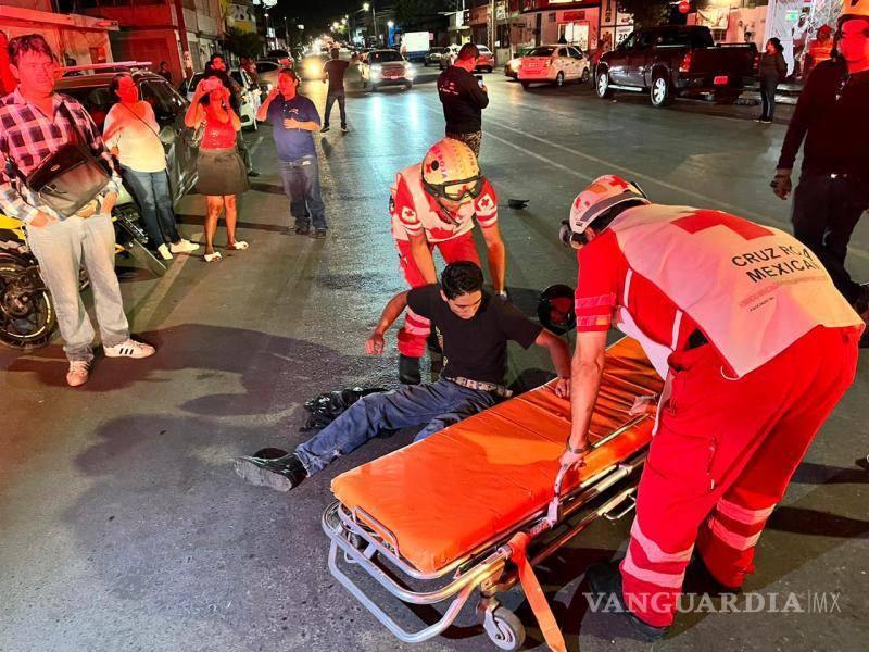 $!El motociclista fue revisado por los paramédicos.