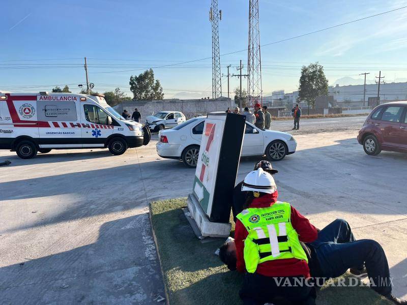 $!Paramédicos de Bomberos brindaron atención prehospitalaria a los ocupantes del Chevrolet Corsa tras el accidente.