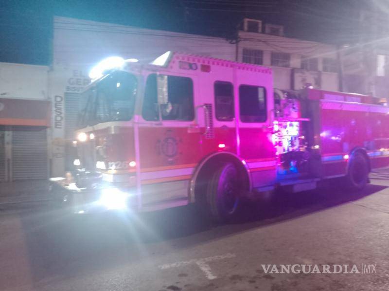 $!El departamento de Bomberos de Saltillo argumenta que su actuación se basó en un reporte de emergencia que indicaba un exceso de humo saliendo del bar.