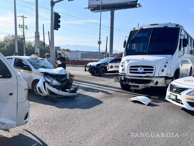 $!La unidad de transporte de personal se impactó en el taxi.