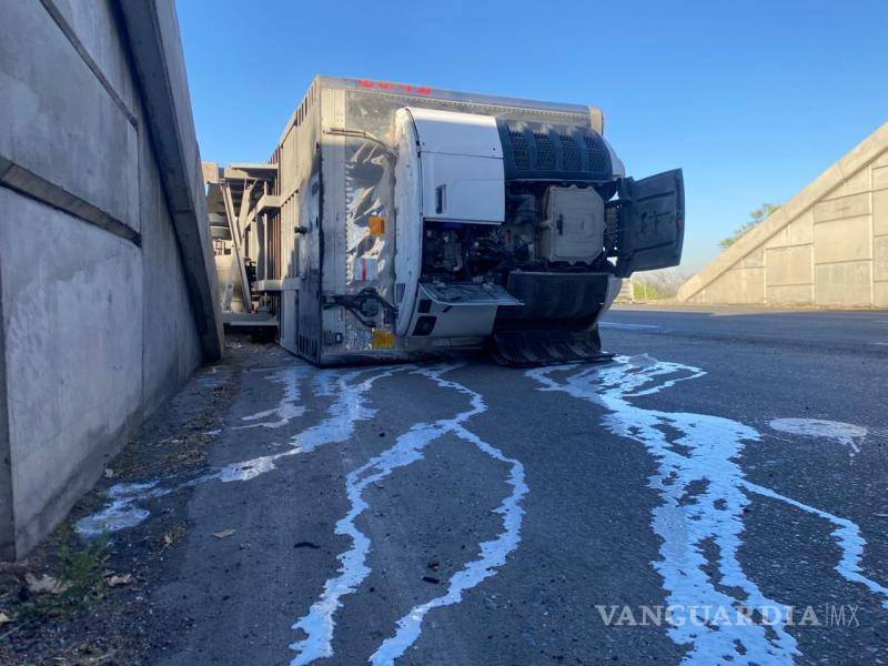 $!Filas de vehículos se extendieron hasta el entronque con la carretera 57 tras el accidente.