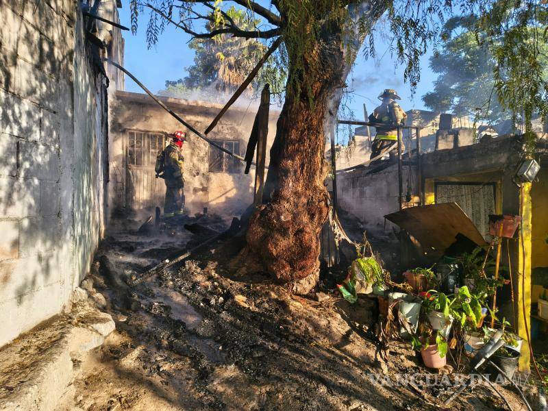 $!El siniestro afectó principalmente una recámara y un tejaban donde se almacenaban muebles de madera y antigüedades, lo que generó pérdidas materiales aún no cuantificadas.