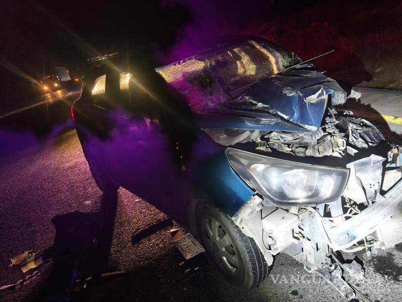 $!El taxi circulaba de sur a norte cuando, presuntamente por no guardar la distancia de seguridad, se impactó contra la parte posterior del camión.