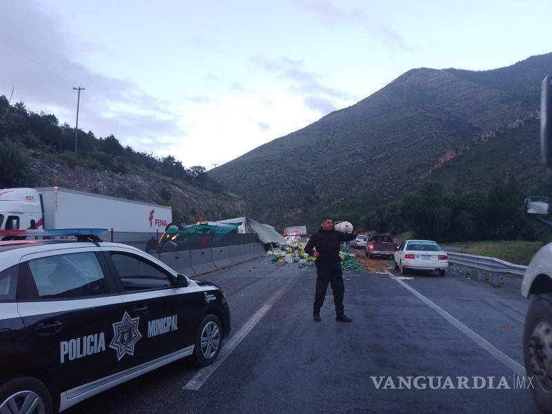 $!Largas fila de vehículos detenidos tras la volcadura del tráiler en la carretera 57, que causó caos vial por más de una hora.