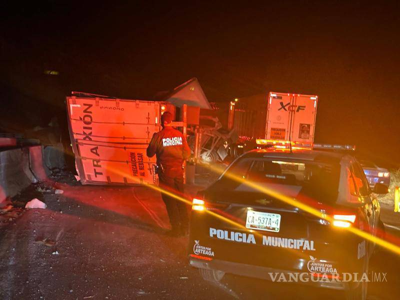 $!Se reportaron daños significativos a los muros divisorios de concreto que separan los carriles de la carretera.