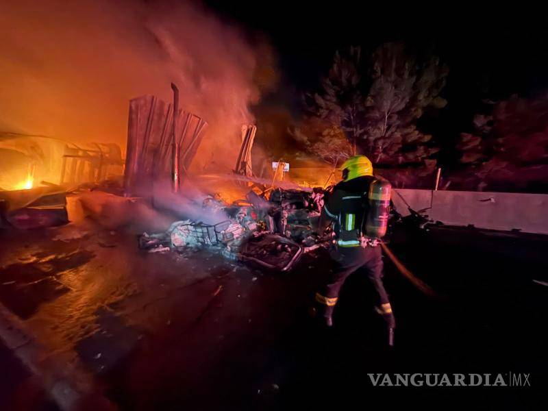 $!Dos tractocamiones terminaron completamente calcinados luego de chocar por alcance durante la madrugada del sábado.