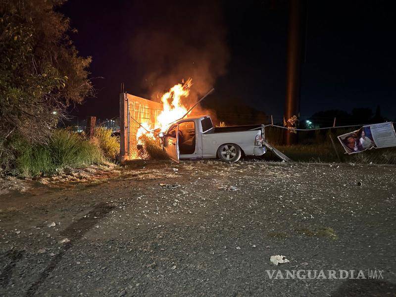 $!El hombre, quien se encontraba en supuesto estado de ebriedad, fue buscado por las autoridades de Tránsito Municipal mientras que Bomberos sofocaban el fuego.