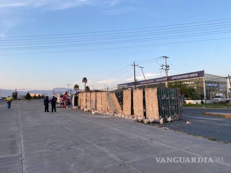 $!La circulación del libramiento fue cerrada temporalmente para retirar el tráiler y la carga.