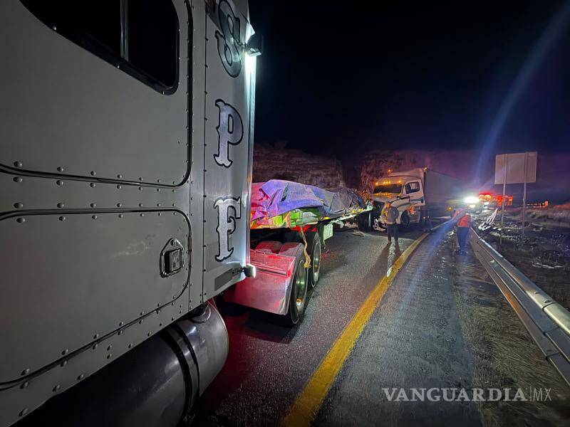 $!Las maniobras con grúas se extendieron hasta el amanecer debido a la magnitud de los daños en los vehículos.