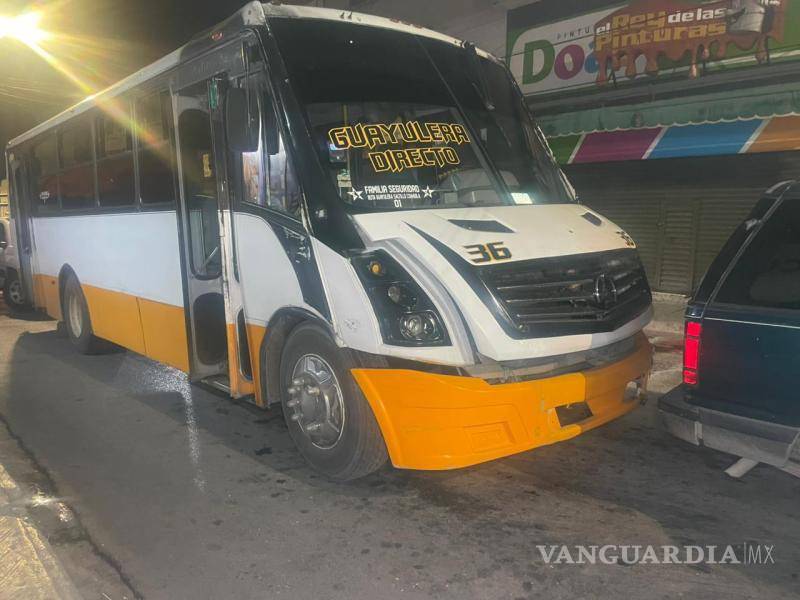 $!La unidad se impactó contra la pared de Lalo’s Bar, ubicado sobre la calle Manuel Acuña.