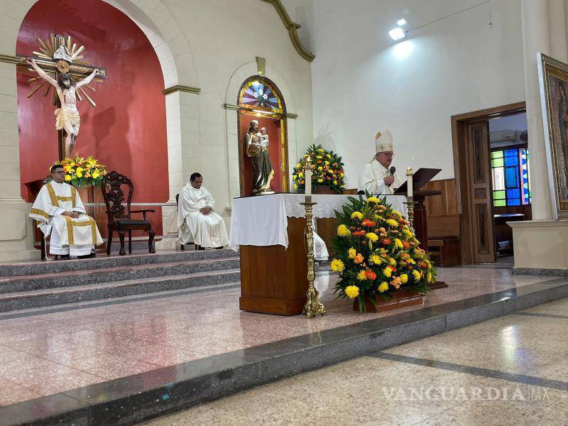 $!Los asistentes entonaron “Las Mañanitas” en honor a la Virgen del Perpetuo Socorro, expresando su gratitud por seis décadas de fe.