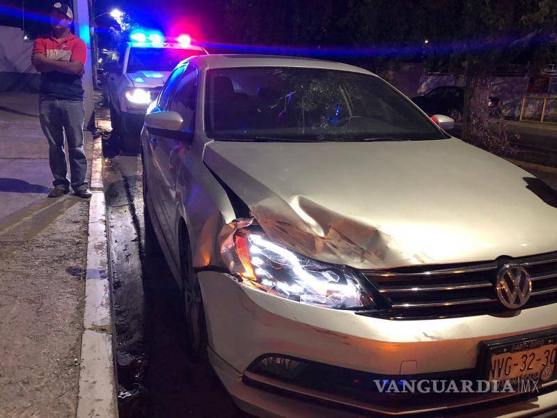 $!Elementos de tránsito municipal investigan la colisión entre el vehículo Volkswagen y la patrulla de la policía en el bulevar José Sarmiento.