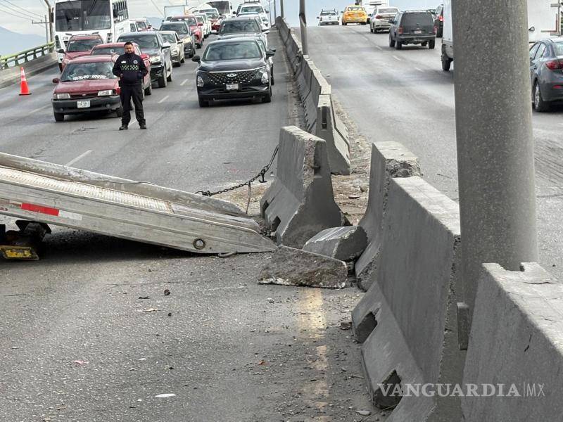 $!Un vehículo Chevrolet Monza impactó contra el muro de contención, desplazando una ballena hacia los carriles contrarios.