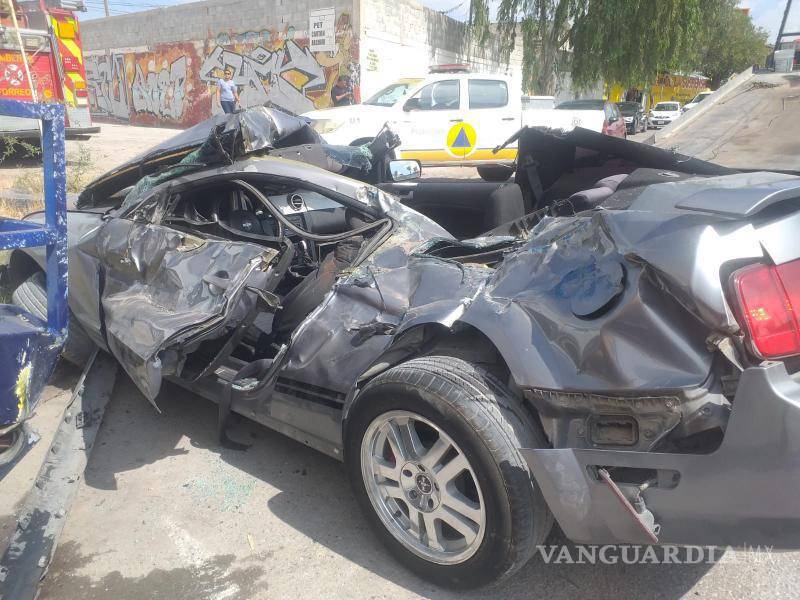$!El Ford Mustang quedó severamente dañado tras impactar contra una pipa estacionada.