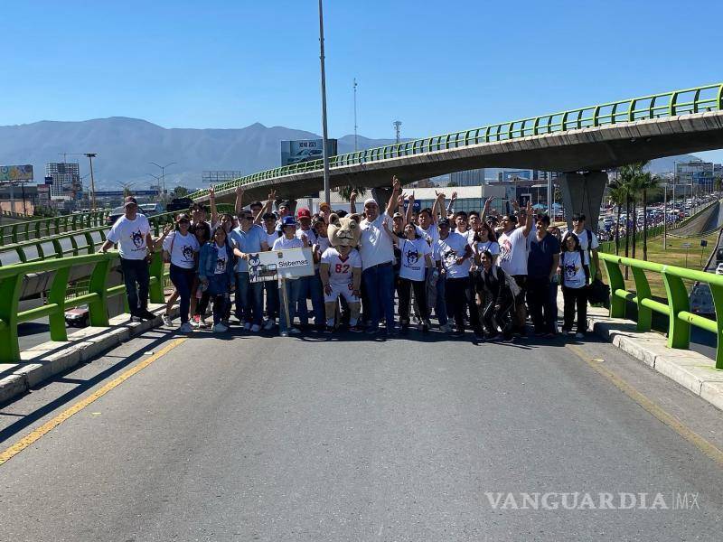 $!El desfile terminó a las 12:00 del mediodía.