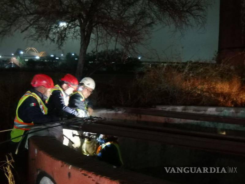 $!Ciudadanos que escucharon los ladridos alertaron a las autoridades, permitiendo la rápida movilización de los cuerpos de rescate.