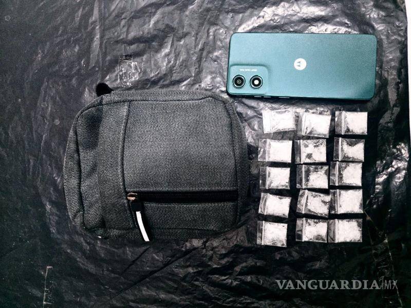 $!Elementos de la policía aseguraron 15 bolsas de cristal y un teléfono celular durante la detención del presunto narcomenudista.