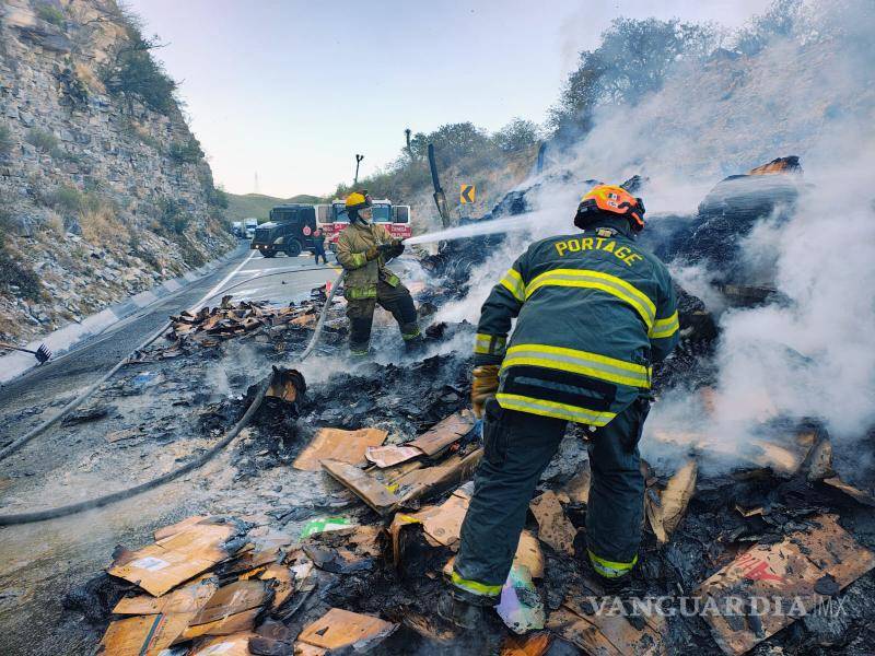 $!Choque e incendio de tráileres deja una persona con quemaduras en el 98% de su cuerpo, en NL