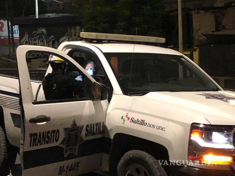 $!Agentes de tránsito municipal llegaron al lugar para investigar el accidente y tomar medidas para prevenir otro incidente en la zona.