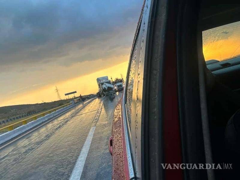 $!Personal de CAPUFE y grúas trabajó durante varias horas para retirar la unidad y liberar la circulación.