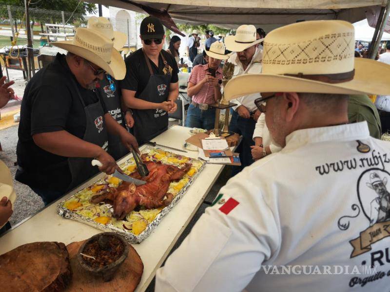 $!Equipos participantes del Lechón Fest muestran su habilidad en la cocción de lechones, preservando una tradición culinaria de Ramos Arizpe.