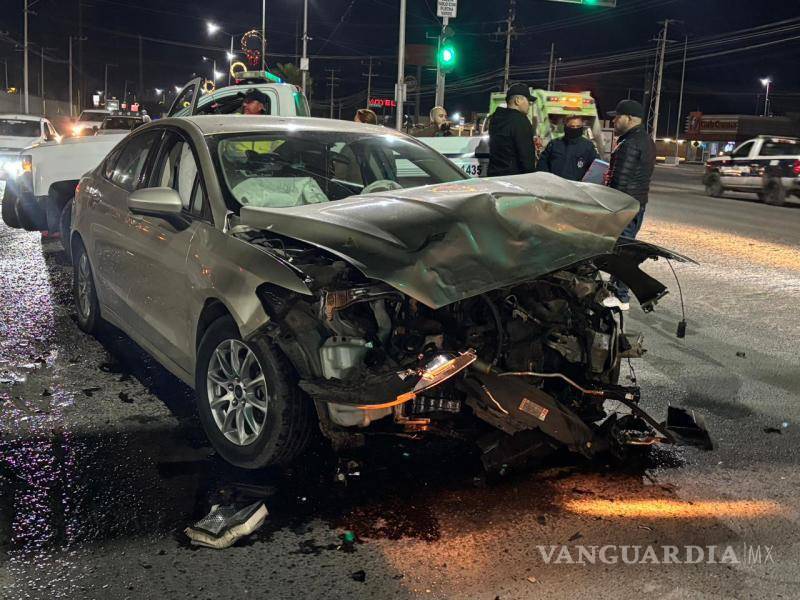 $!Dos vehículos quedaron en pérdida total tras un fuerte encontronazo en el cruce del Periférico Luis Echeverría y la avenida 20 de Noviembre.