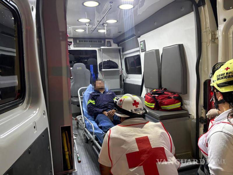 $!Paramédicos de la Cruz Roja trasladaron al joven motociclista a la Clínica 70 del IMSS luego de que resultara lesionado tras derrapar sobre el bulevar Vito Alessio Robles.