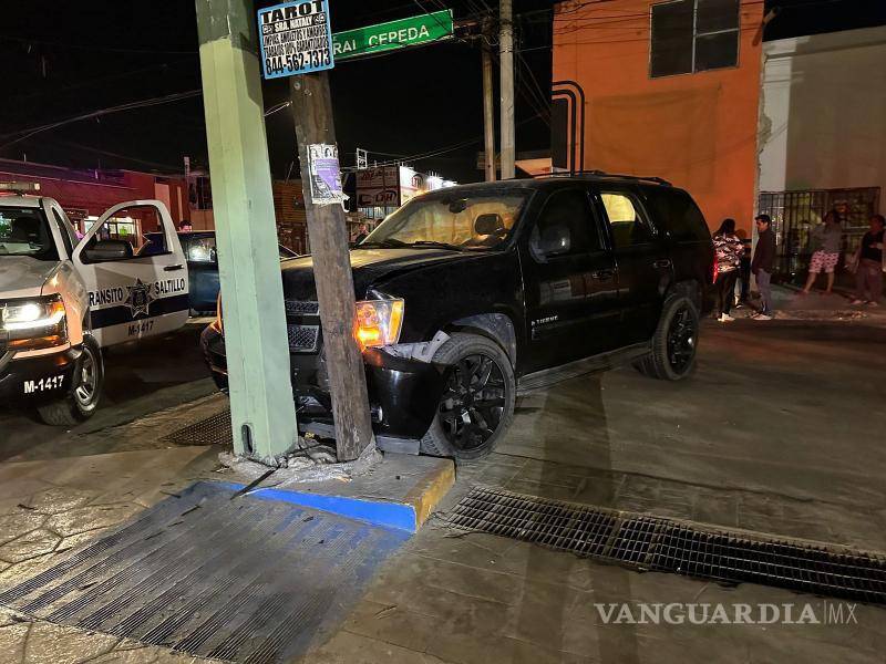 $!El agente de tránsito turnó el caso ante el Ministerio Público y procedió a la detención de los dos conductores, ya que no se llegó a un arreglo entre ambos.
