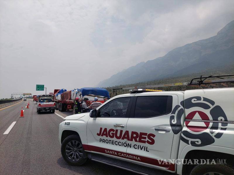 $!El percance generó afectaciones en la vialidad, mientras autoridades realizaban las maniobras para liberar el tramo carretero.