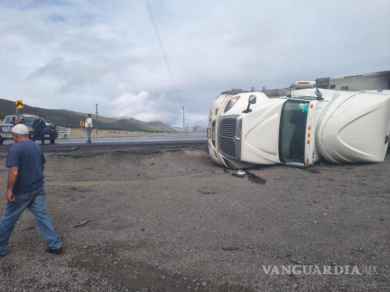 $!La unidad de carga terminó volcada sobre la carretera 57, invadiendo ambos carriles.