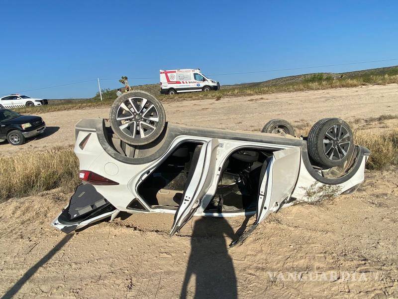 $!Paramédicos trasladaron a los dos ocupantes a la Clínica 7 de Monclova, luego de que ambos presentaran dolor en la zona cervical tras el accidente.