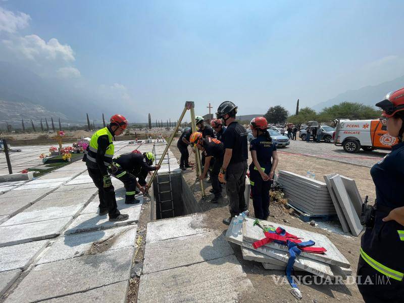 $!Rescatan a hombre que cae a tumba de panteón en Nuevo León